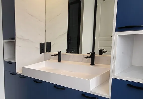 Création d'un espace de la salle de bain à Sceaux en Hauts-de-
Seine (92) près d'Igny qui peut présenter de nombreuses contraintes et de nombreuses fonctions. Le sur- mesure permet de créer un aménagement fonctionnel pour un espace buanderie avec un meuble pour le linge sale, des tablettes coulissantes …le tout en intégrant la machine à laver et la tuyauterie. Un meuble vasque sur mesure pourra correspondre parfaitement à l’espace dont vous disposez dans une logique de gain de place et d’esthétique. Une salle de bain mansardée avec des espaces sous pente pourra être optimisée.