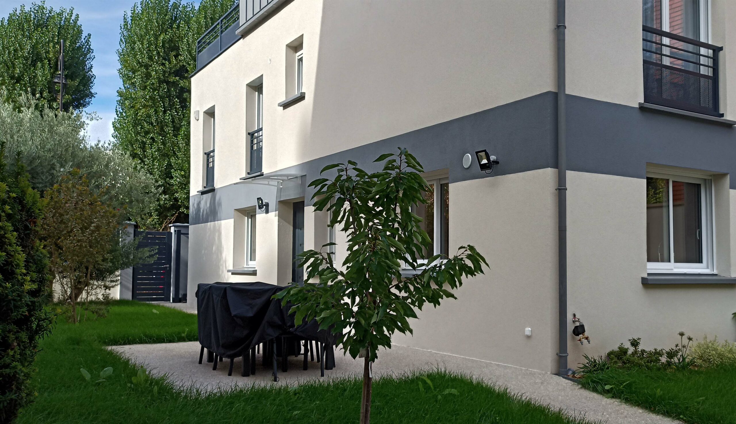 Vue extérieure après extension et surélévation