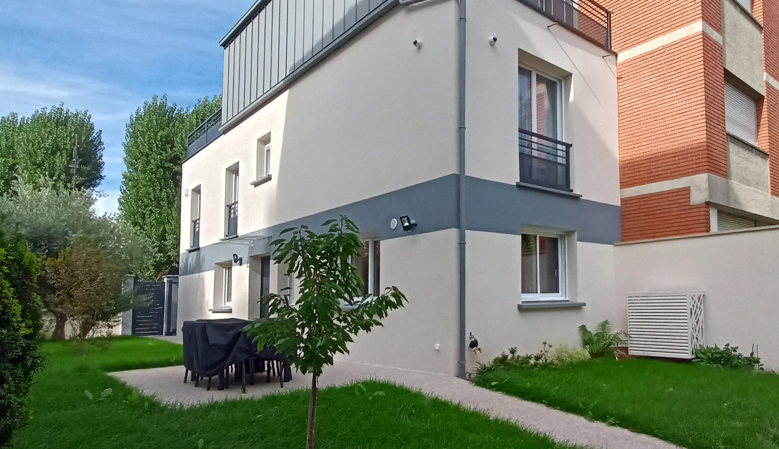 Vue extérieure après extension et surélévation