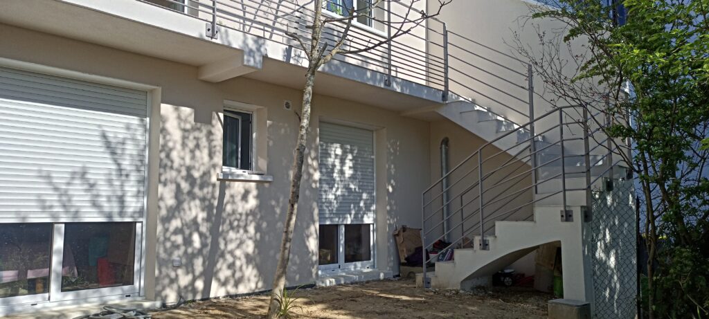 Façade arrière extension et escalier béton