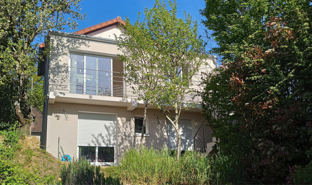 Extension sur deux niveaux sur la façade arrière