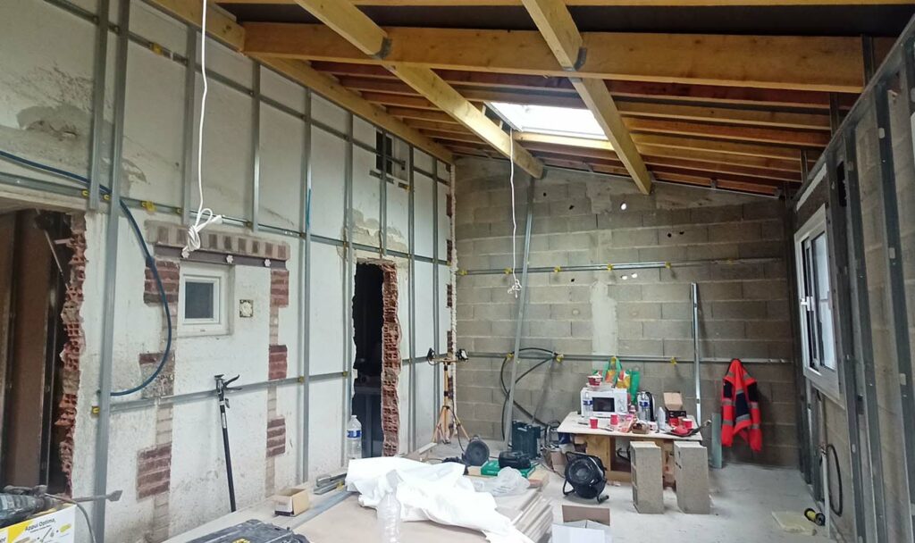 Charpente pour toiture une pente et doublage façade maison existante