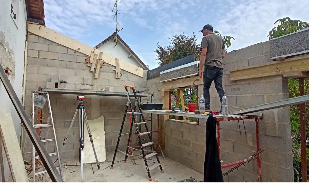 Vue pendant les travaux. Montage des murs de l'étage avec coffre titan pour les volets.