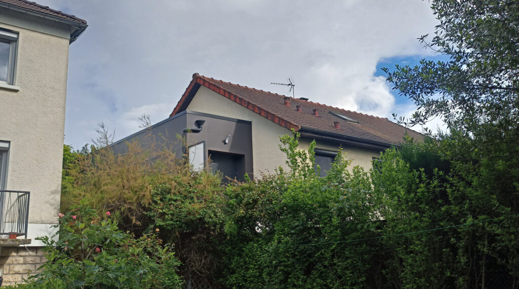 Extension sur le pignon avec toiture terrasse