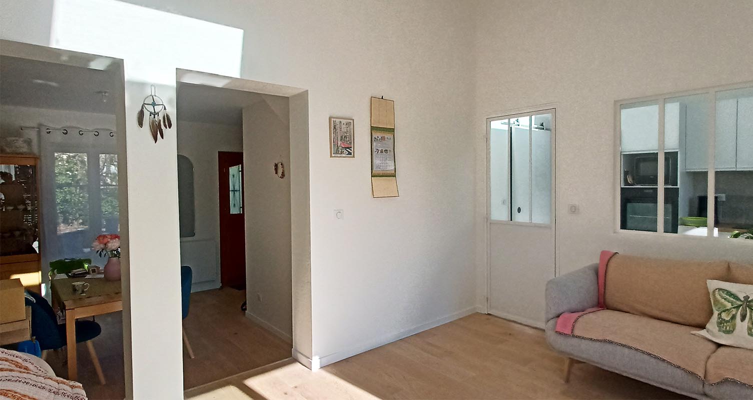 Vue vers la maison existante et la cuisine avec verrière